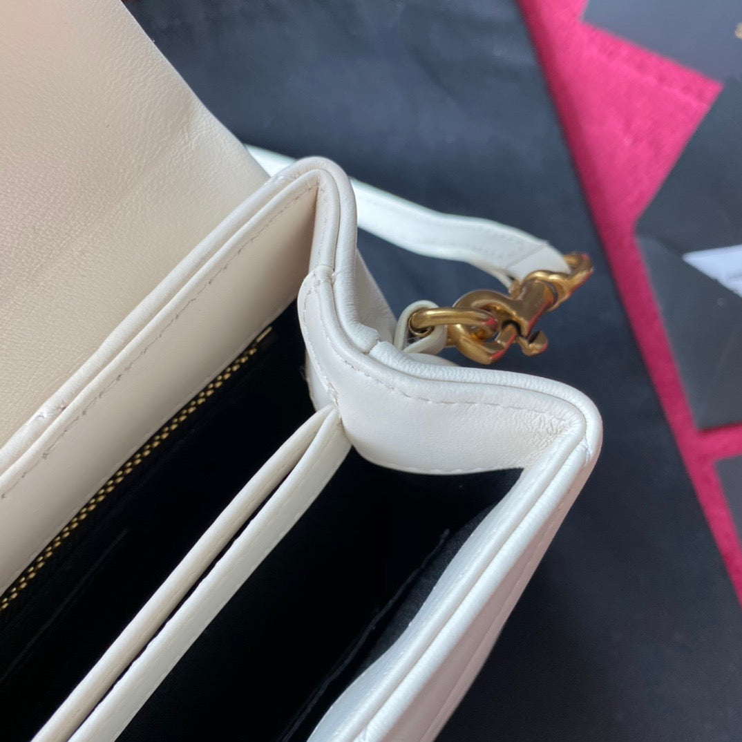 Bolsos negros, dorados y blanquecinos