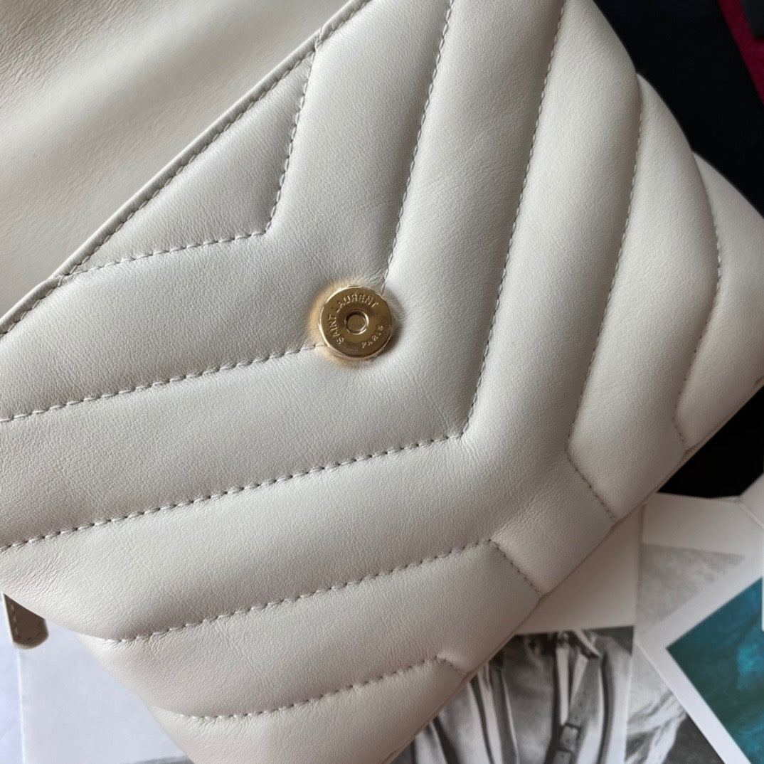Bolsos negros, dorados y blanquecinos