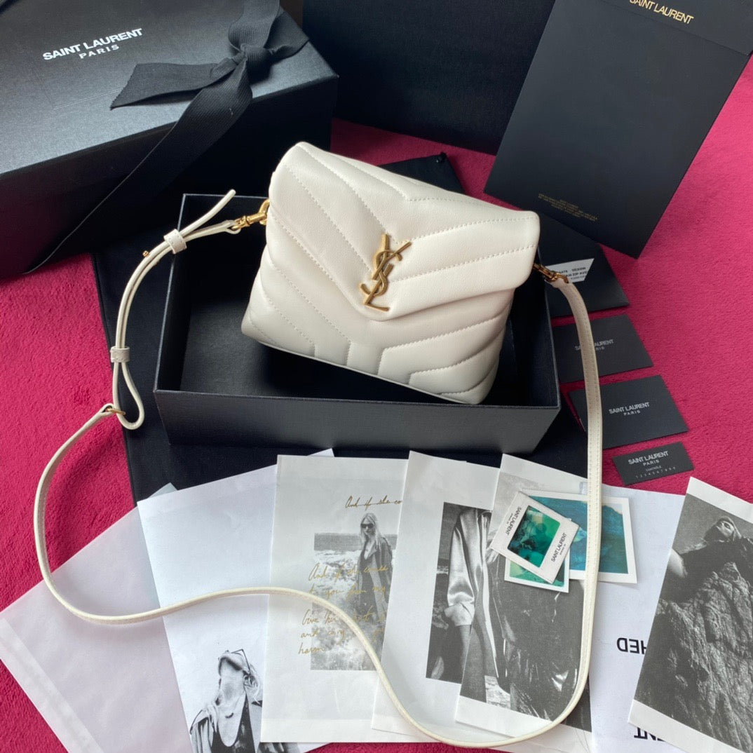 Bolsos negros, dorados y blanquecinos