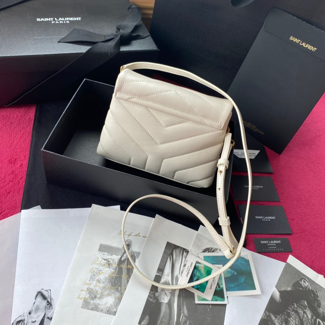 Bolsos negros, dorados y blanquecinos