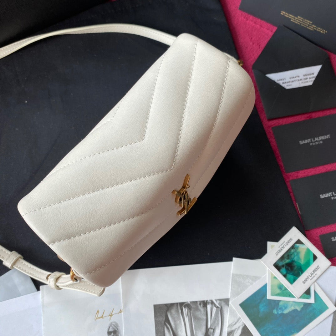 Bolsos negros, dorados y blanquecinos