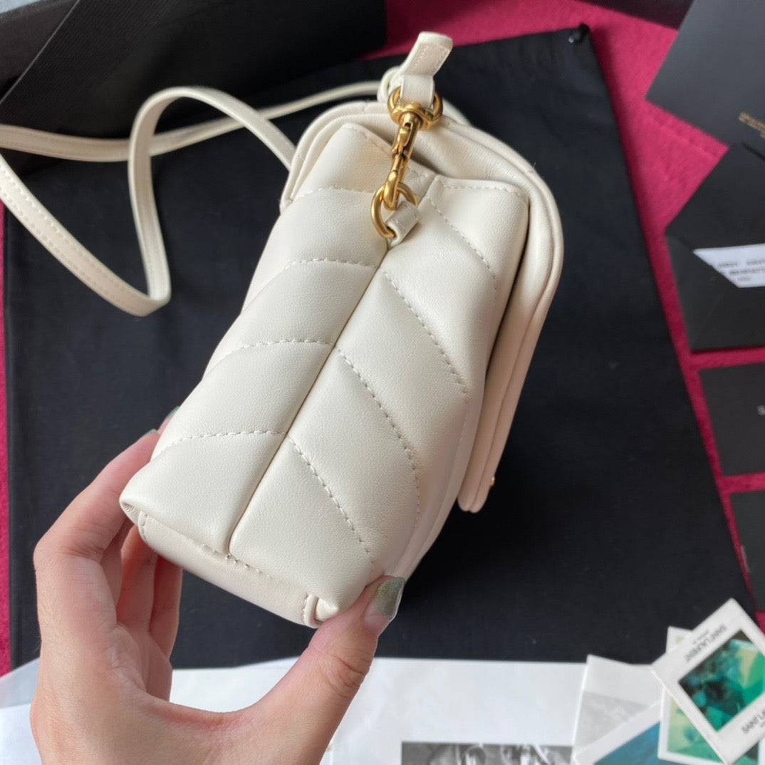 Bolsos negros, dorados y blanquecinos