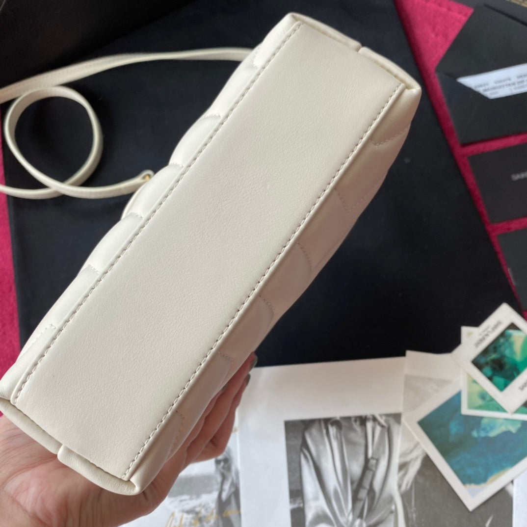 Bolsos negros, dorados y blanquecinos