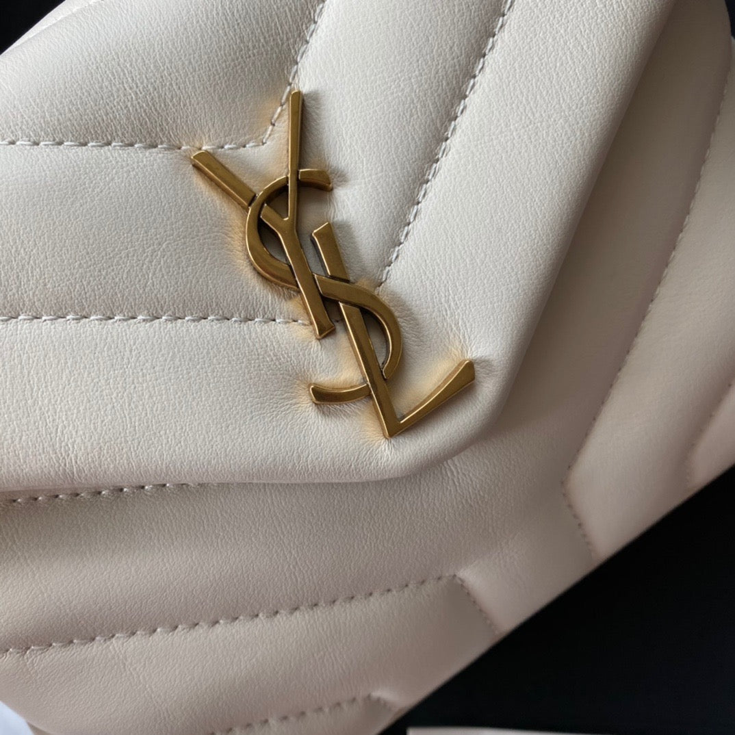 Bolsos negros, dorados y blanquecinos