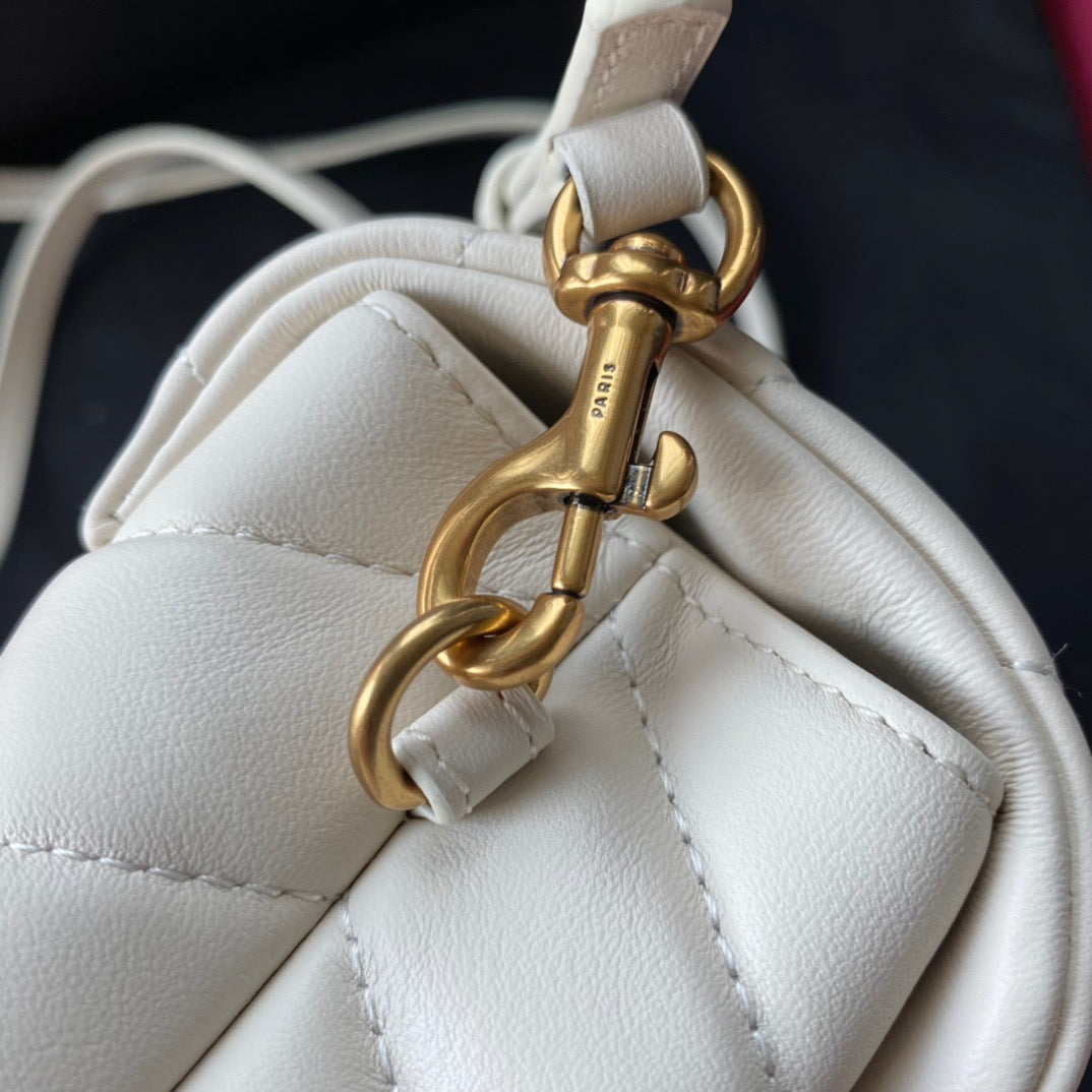 Bolsos negros, dorados y blanquecinos