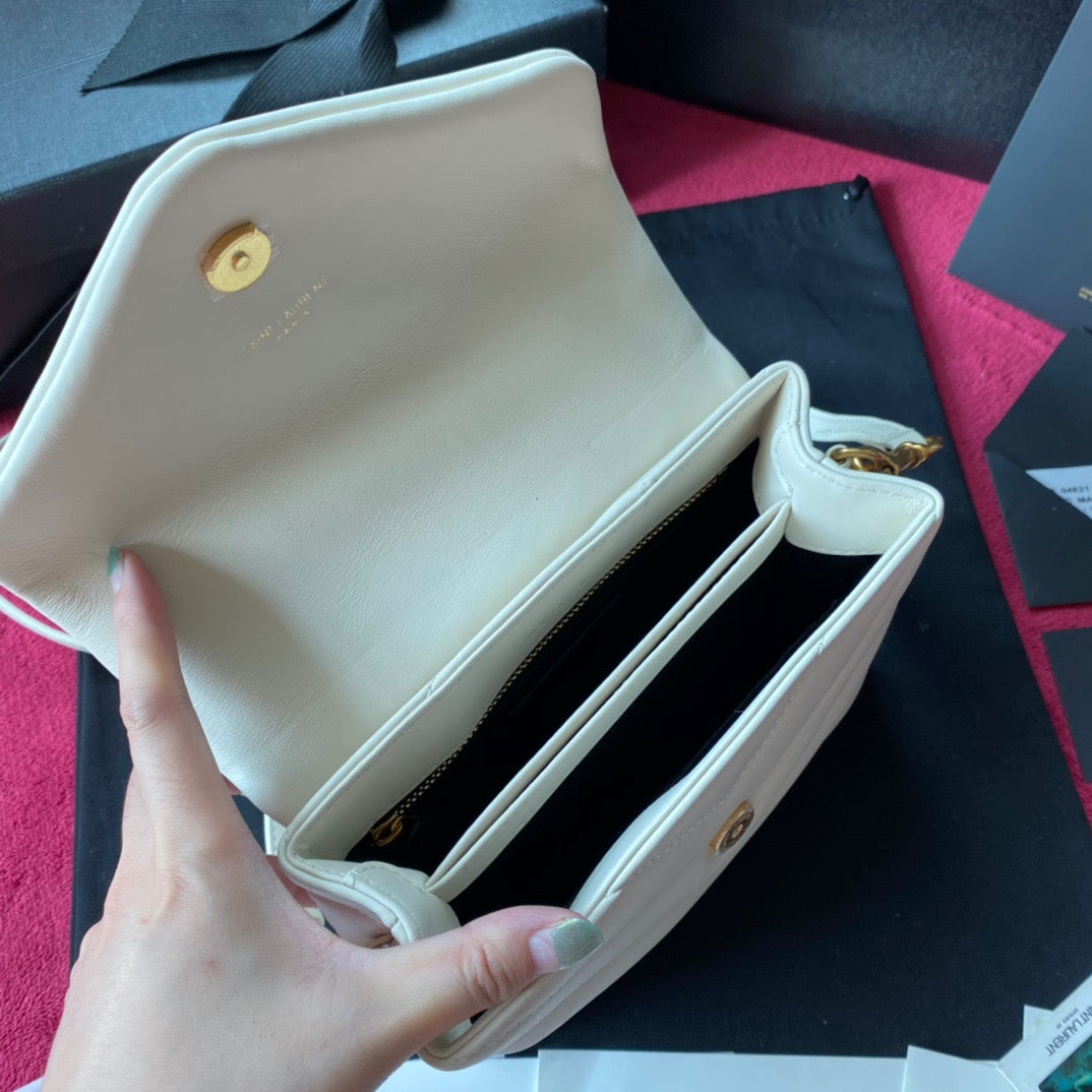 Bolsos negros, dorados y blanquecinos