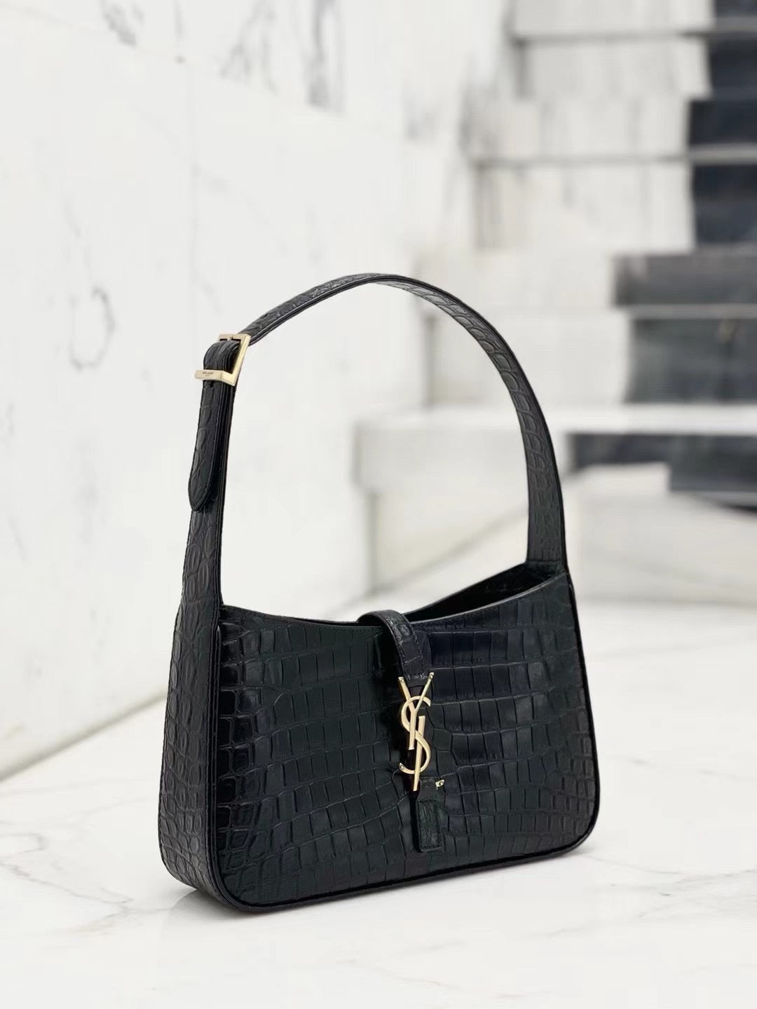Bolsos color salvia, blanco roto y negro