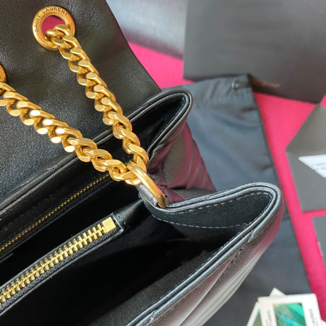 Bolsos negros y dorados
