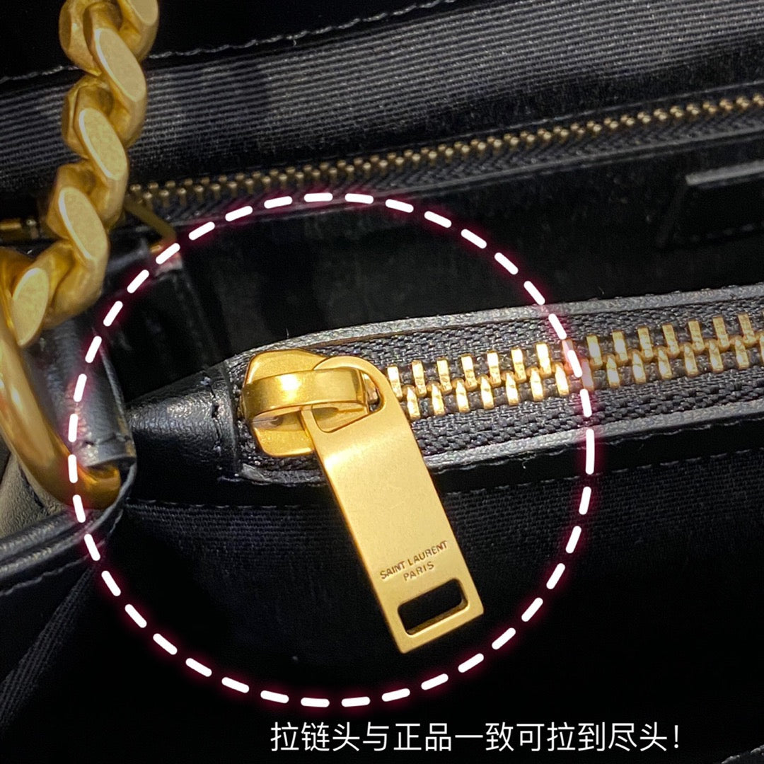 Bolsos negros y dorados
