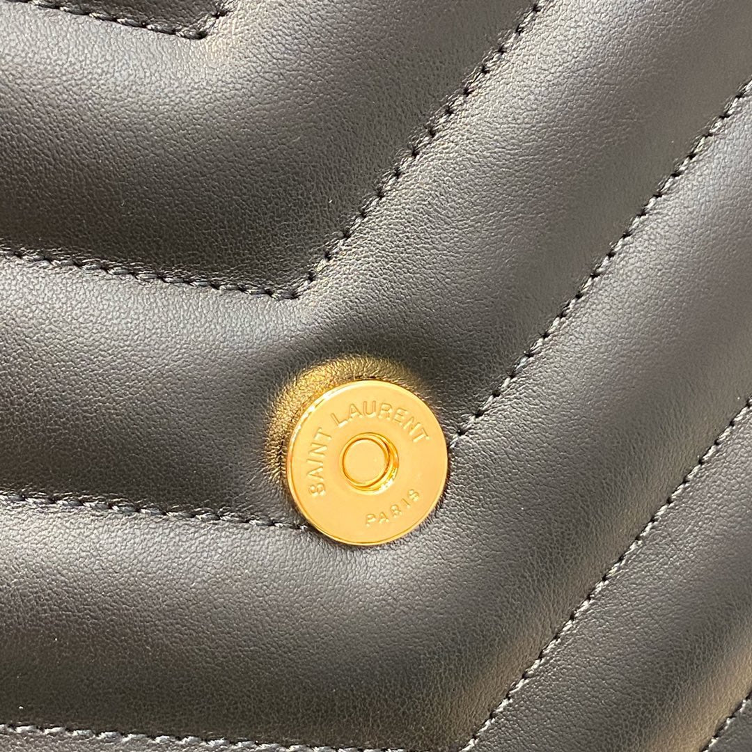 Bolsos negros y dorados
