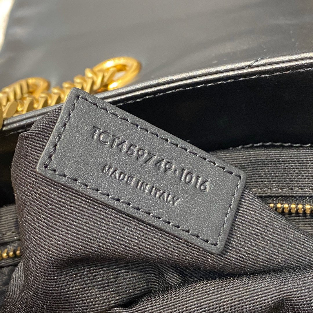 Bolsos negros y dorados