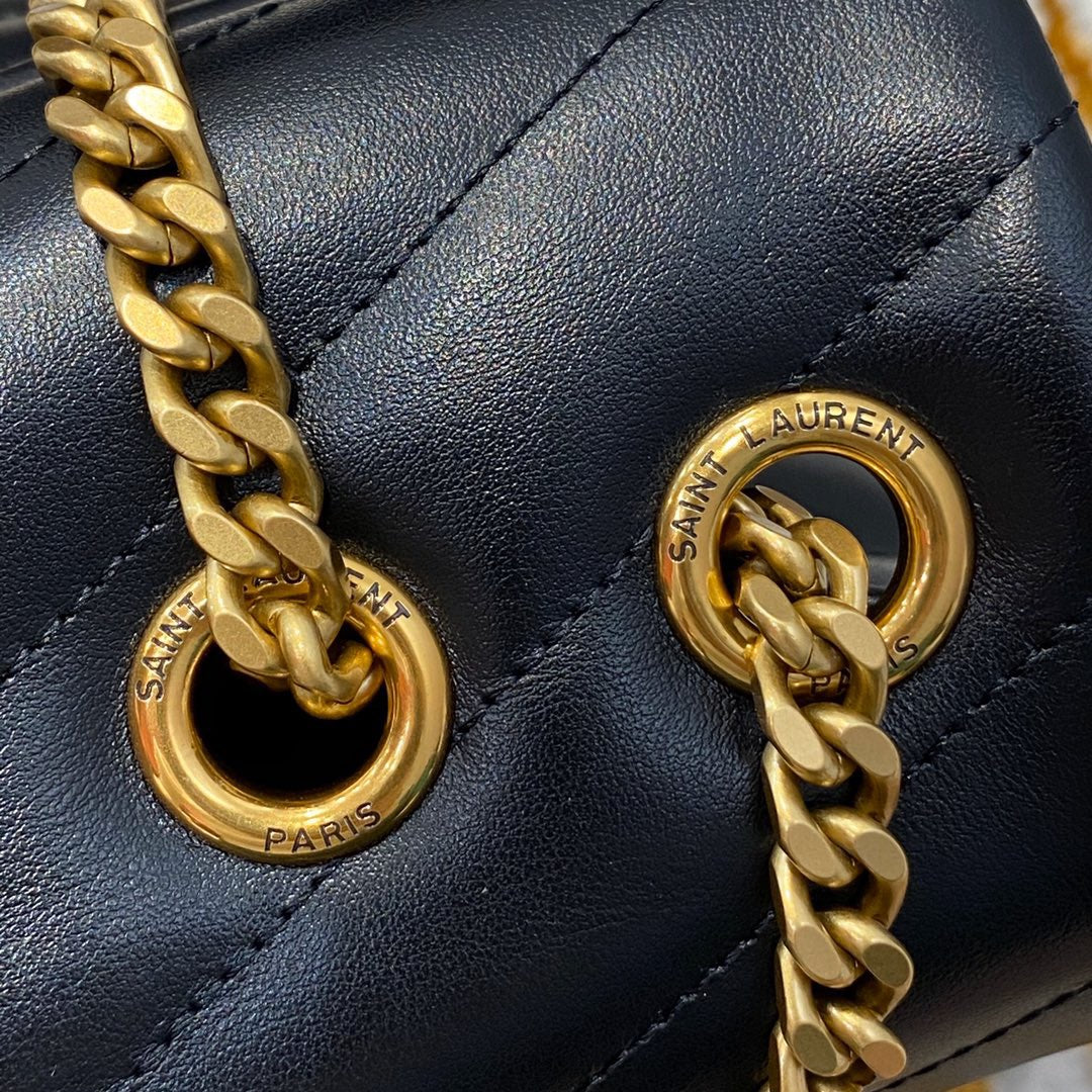 Bolsos negros y dorados