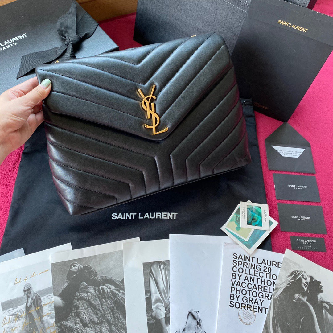 Bolsos negros y dorados