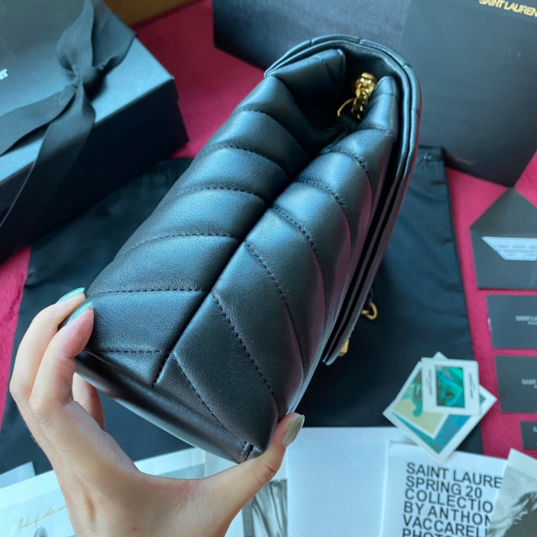Bolsos negros y dorados