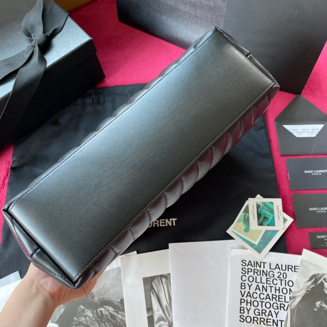 Bolsos negros y dorados