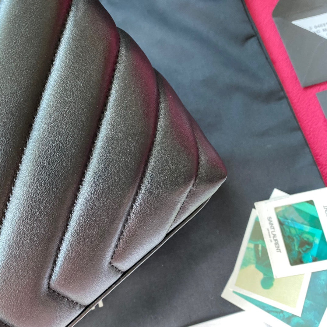 Bolsos negros y dorados
