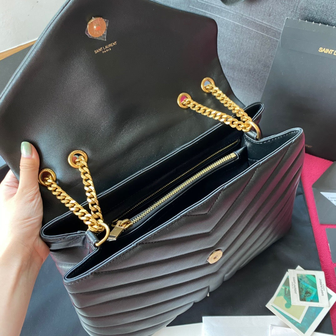Bolsos negros y dorados