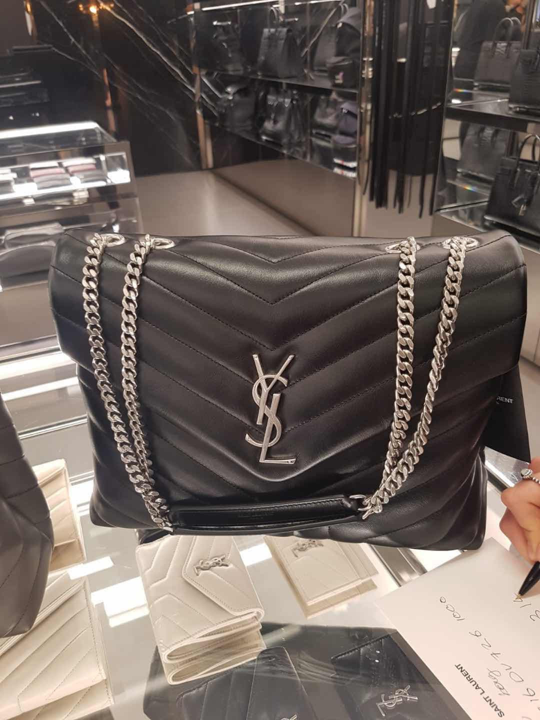 Bolsos negros y dorados