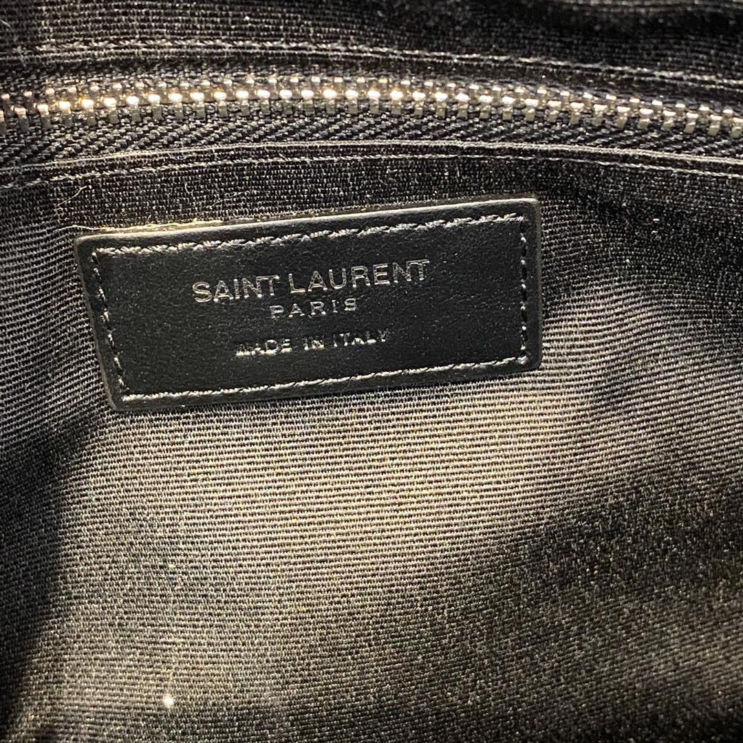 Bolsos negros y dorados