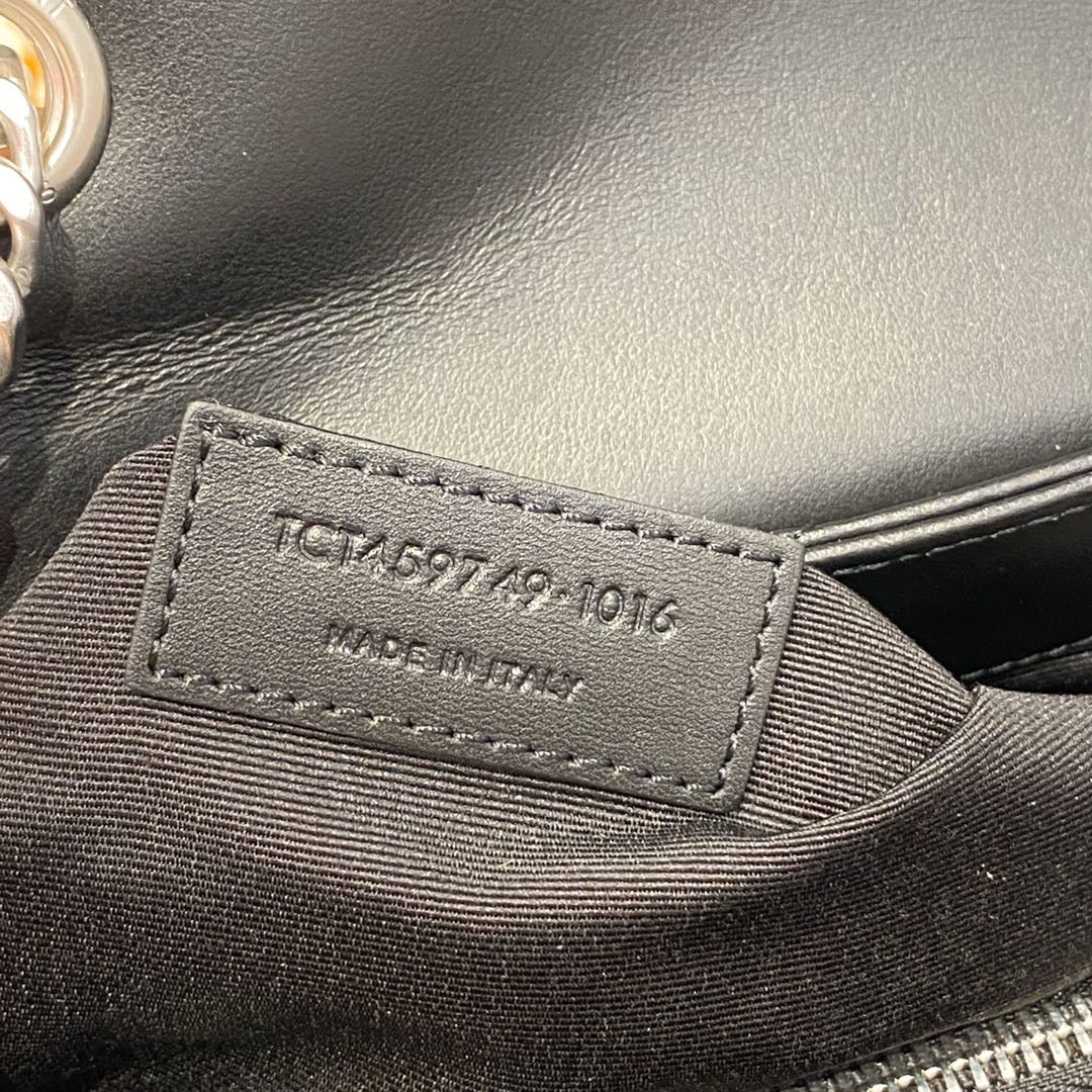 Bolsos negros y dorados