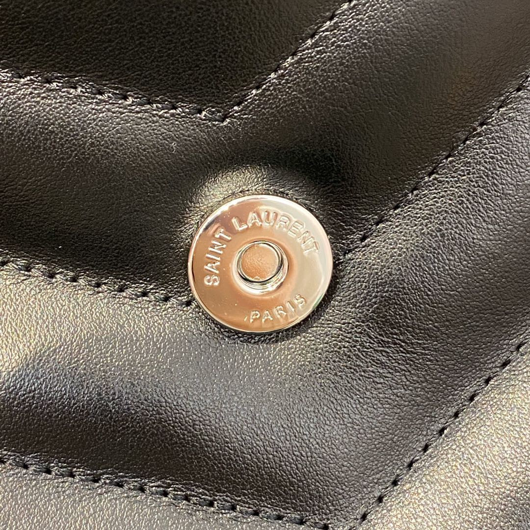 Bolsos negros y dorados