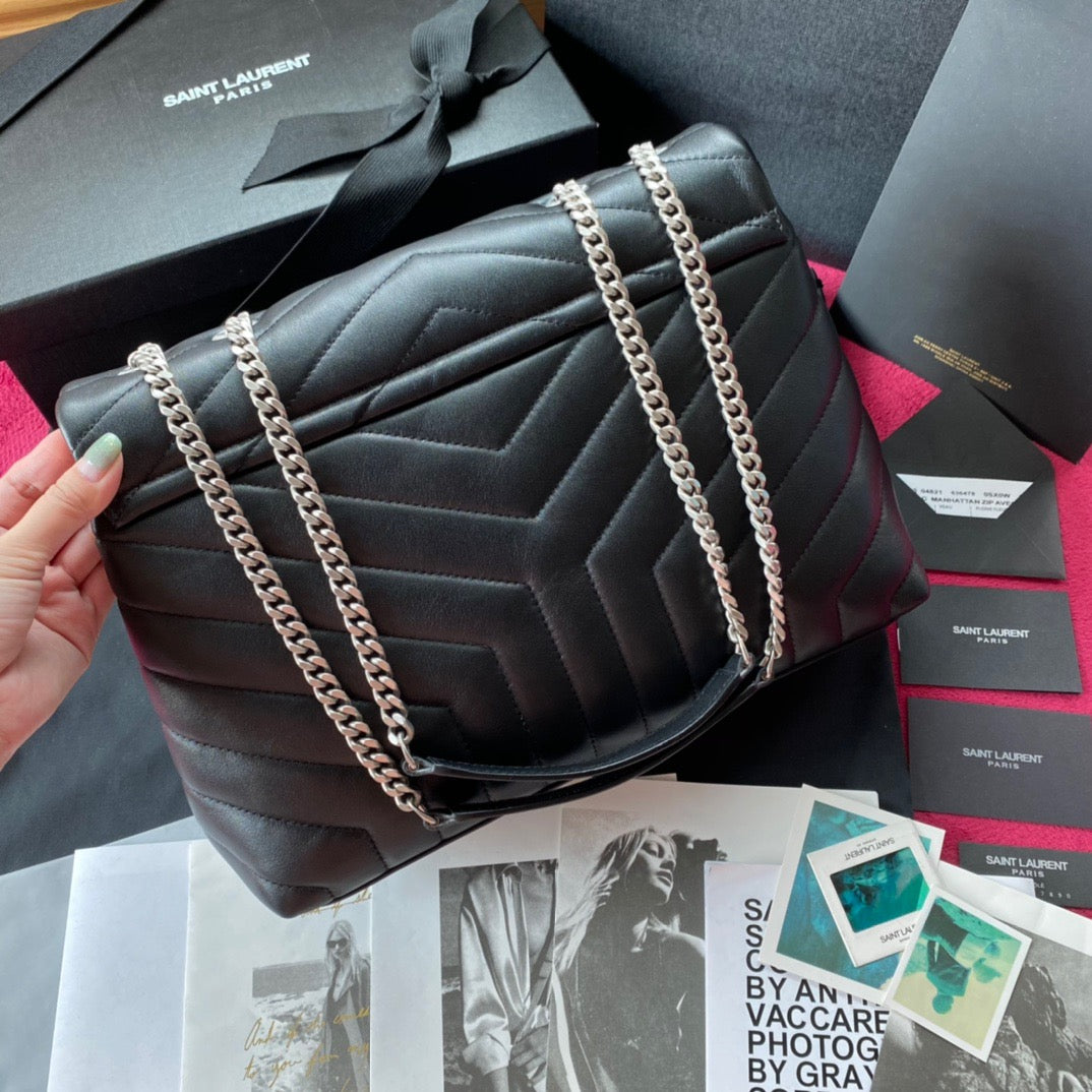 Bolsos negros y dorados