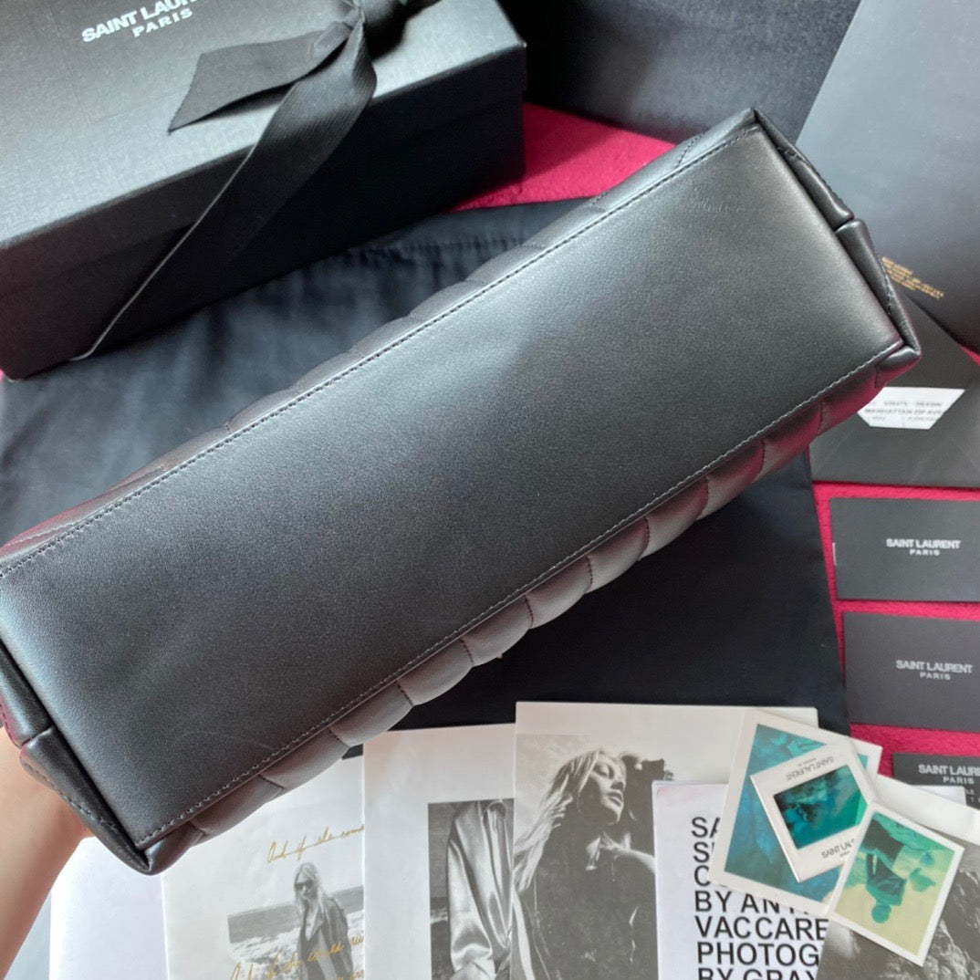 Bolsos negros y dorados