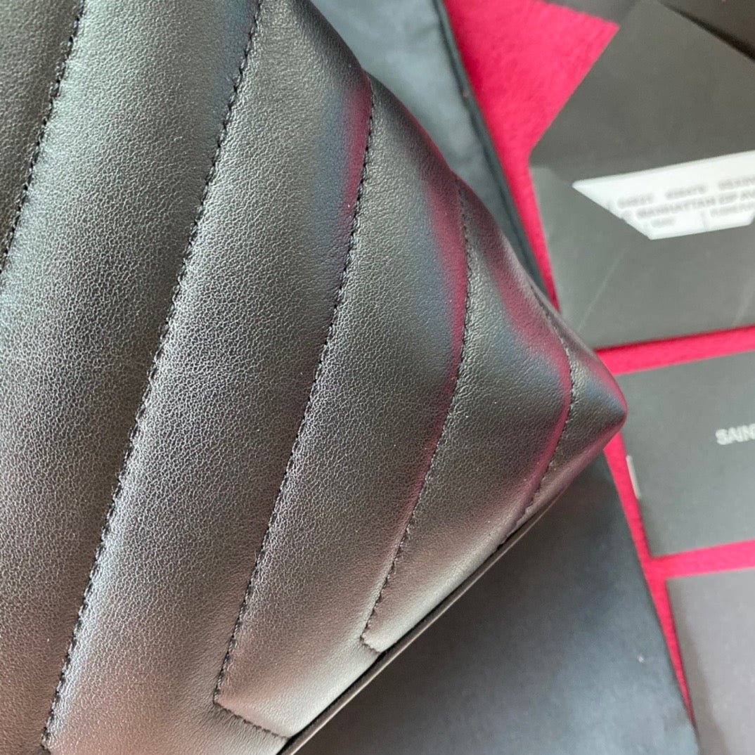 Bolsos negros y dorados