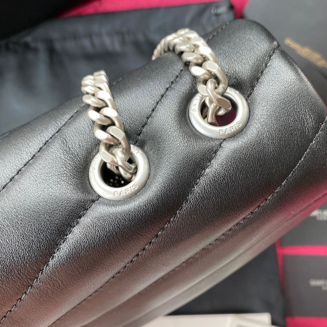 Bolsos negros y dorados