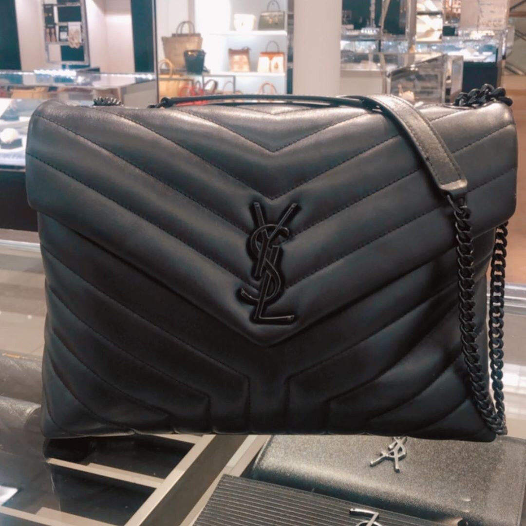 Bolsos negros y dorados