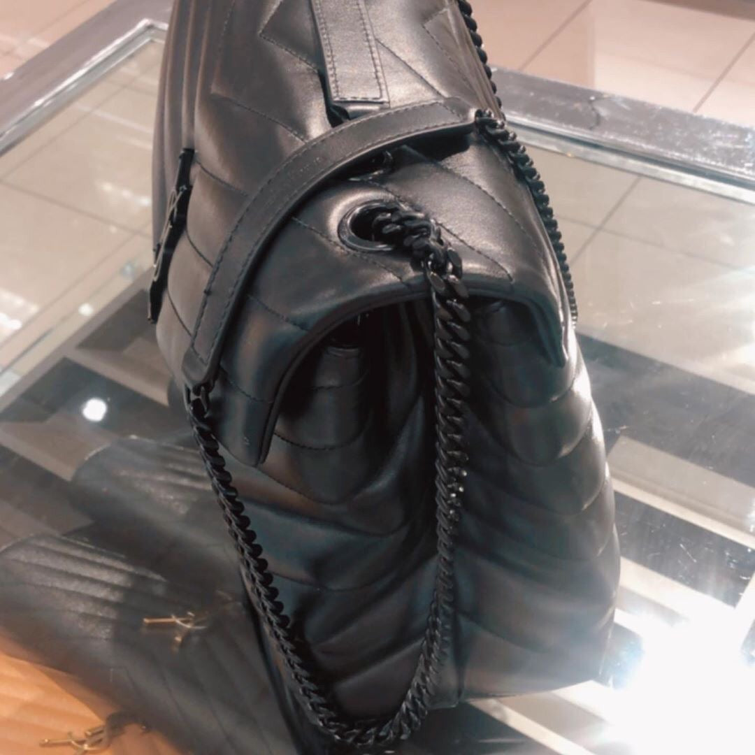 Bolsos negros y dorados