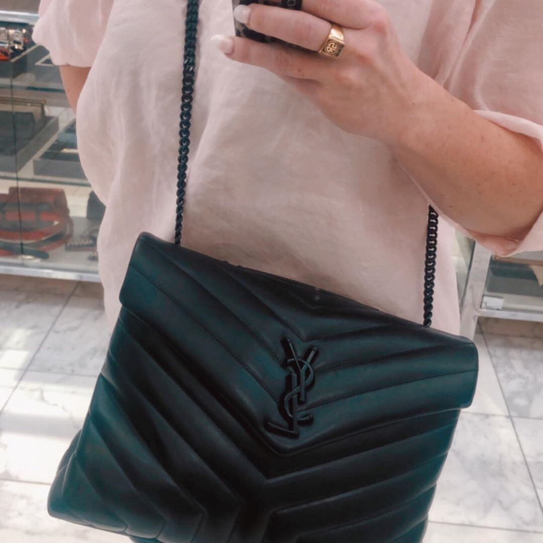 Bolsos negros y dorados