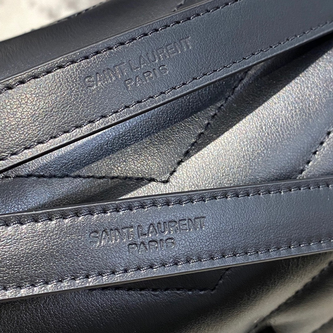 Bolsos negros y dorados