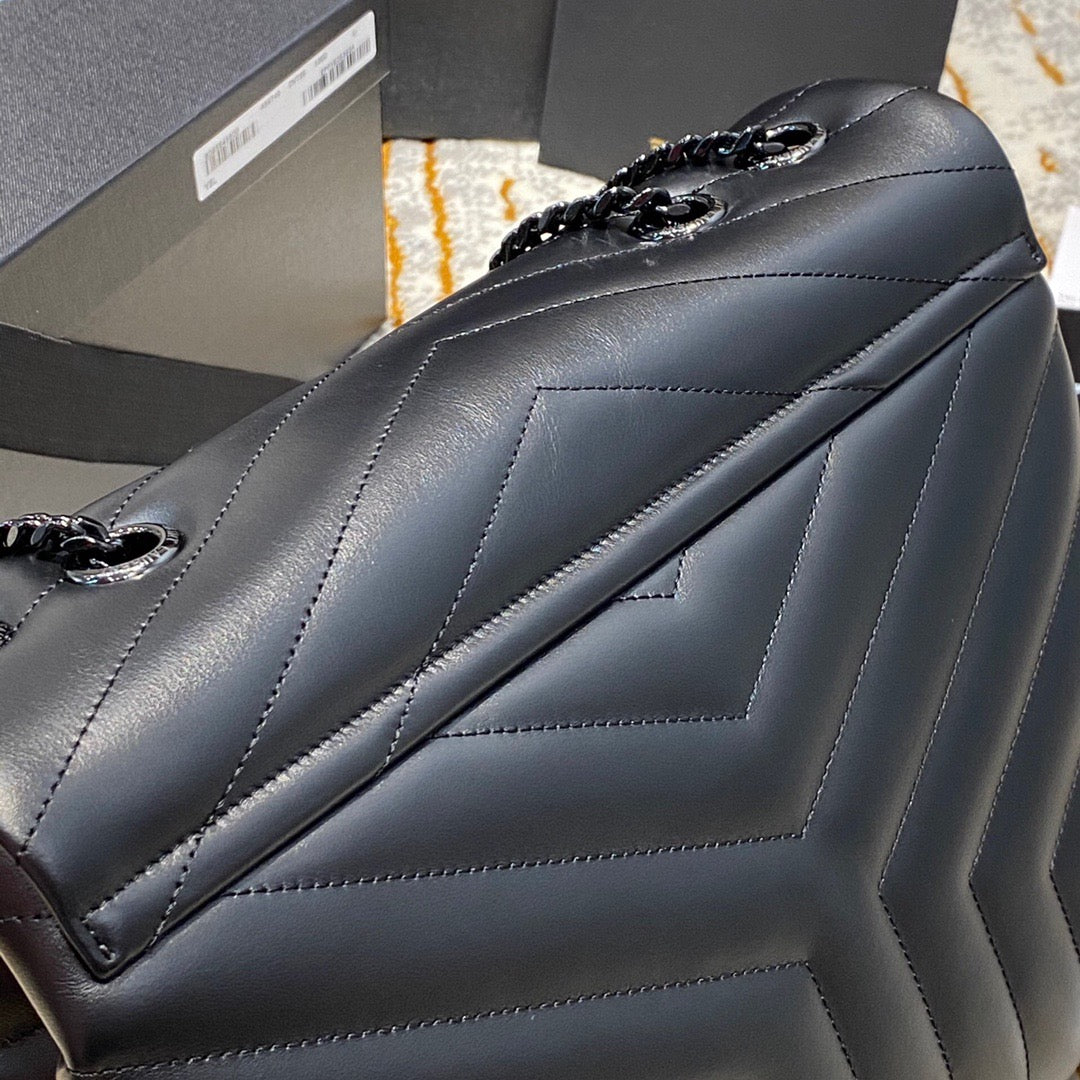 Bolsos negros y dorados