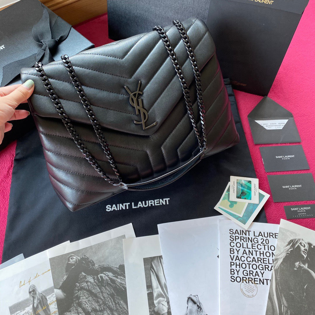 Bolsos negros y dorados