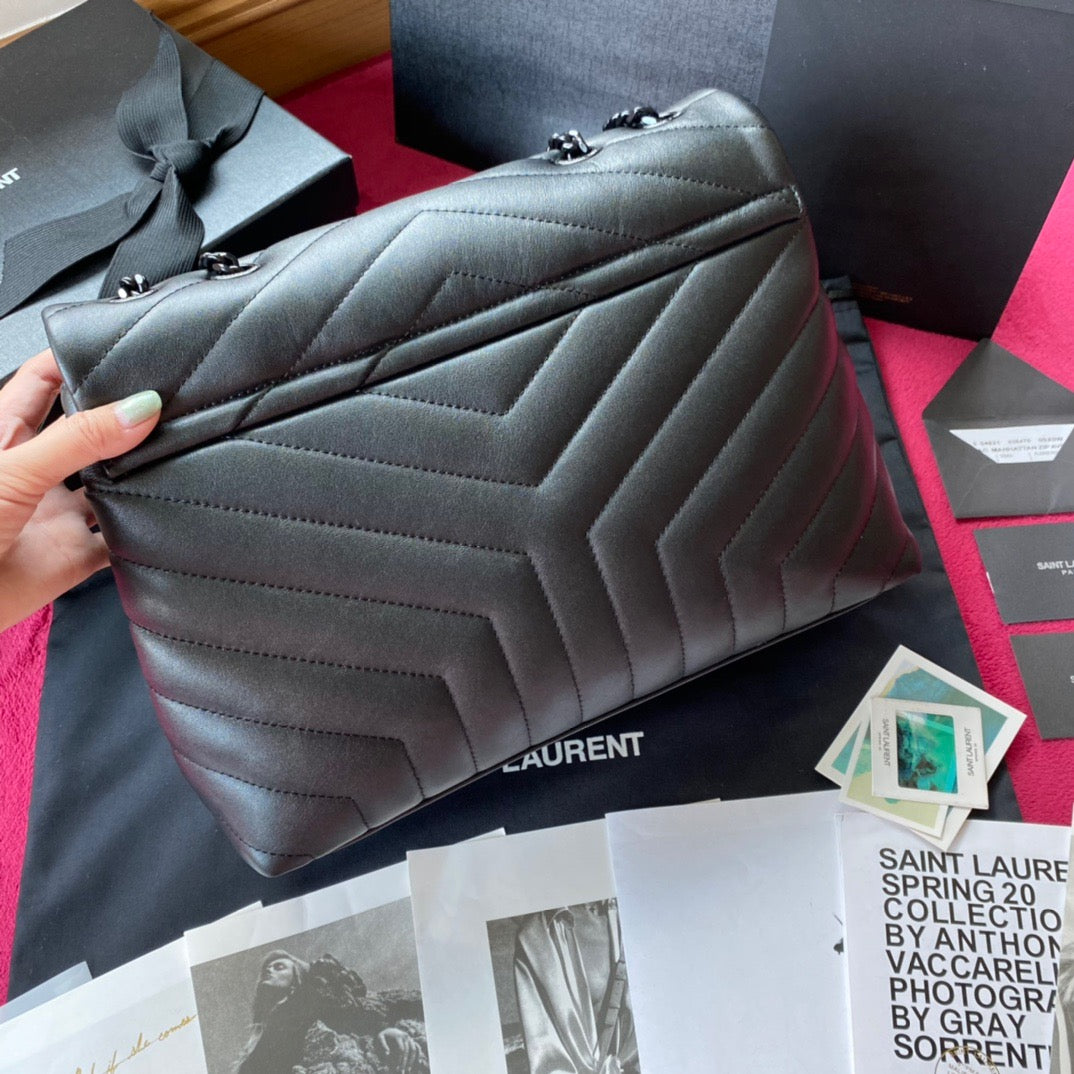 Bolsos negros y dorados