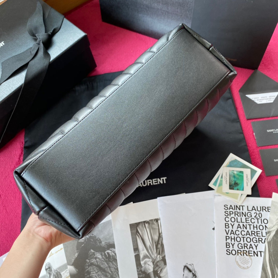 Bolsos negros y dorados