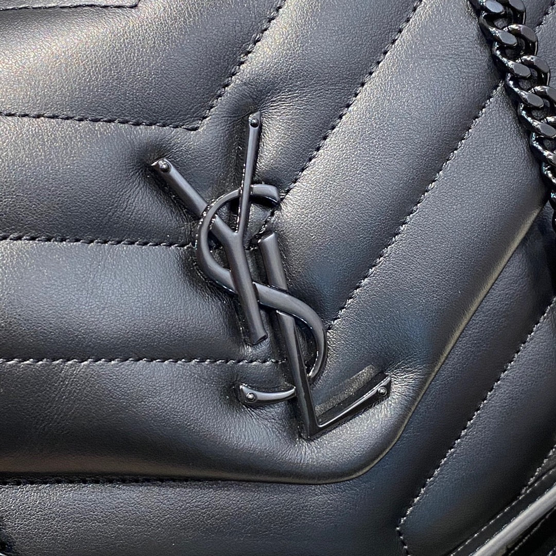 Bolsos negros y dorados