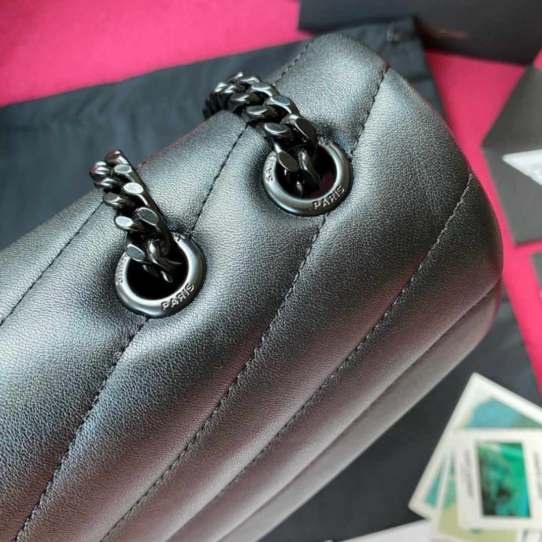 Bolsos negros y dorados