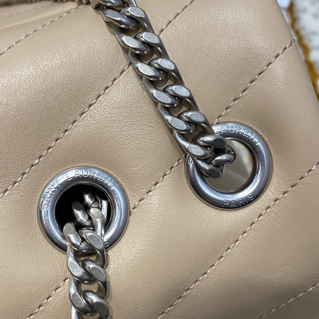 Bolsos negros y dorados