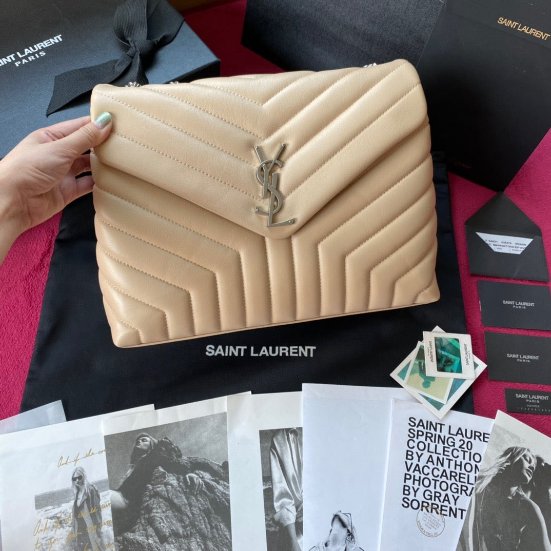 Bolsos negros y dorados