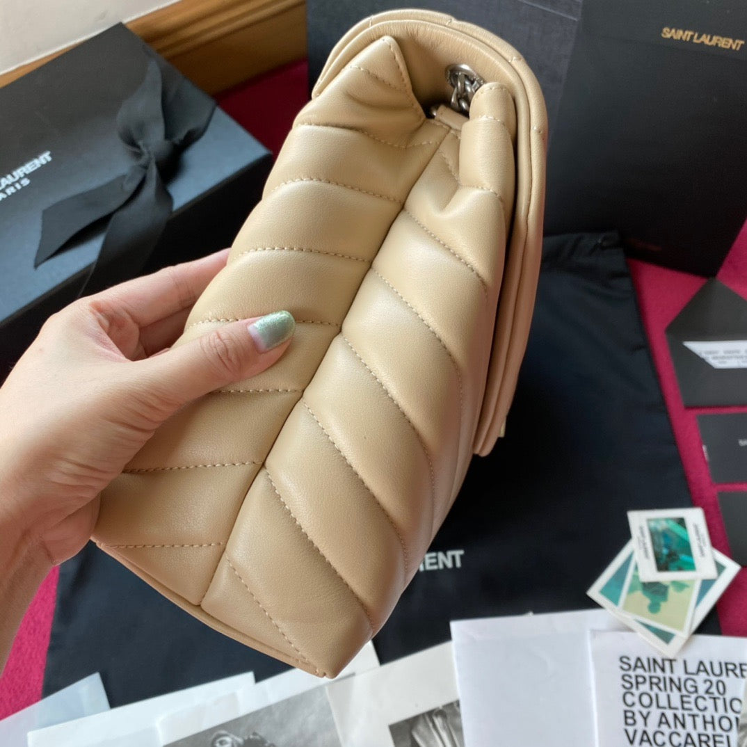Bolsos negros y dorados