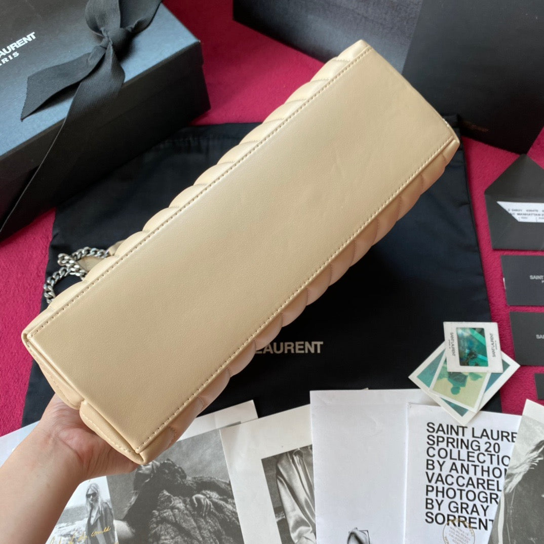 Bolsos negros y dorados