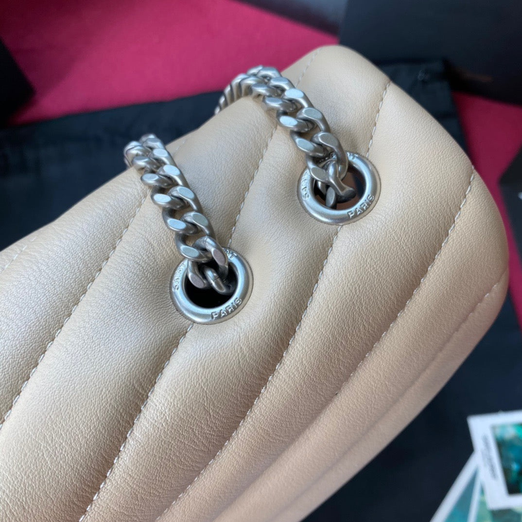 Bolsos negros y dorados