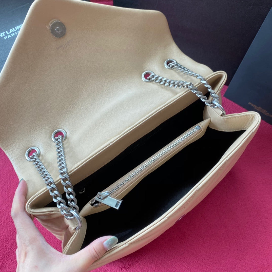 Bolsos negros y dorados