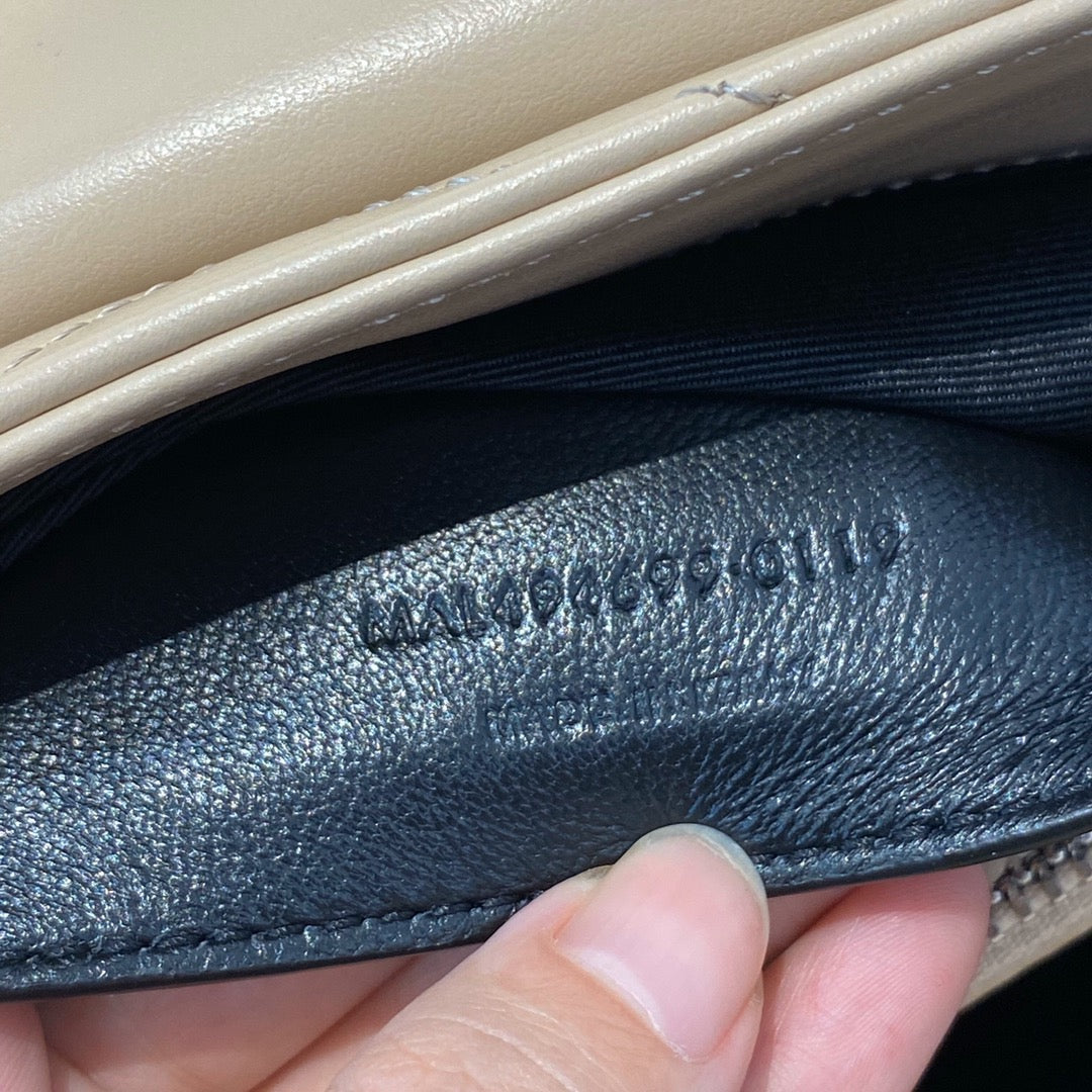 Bolsos negros y dorados