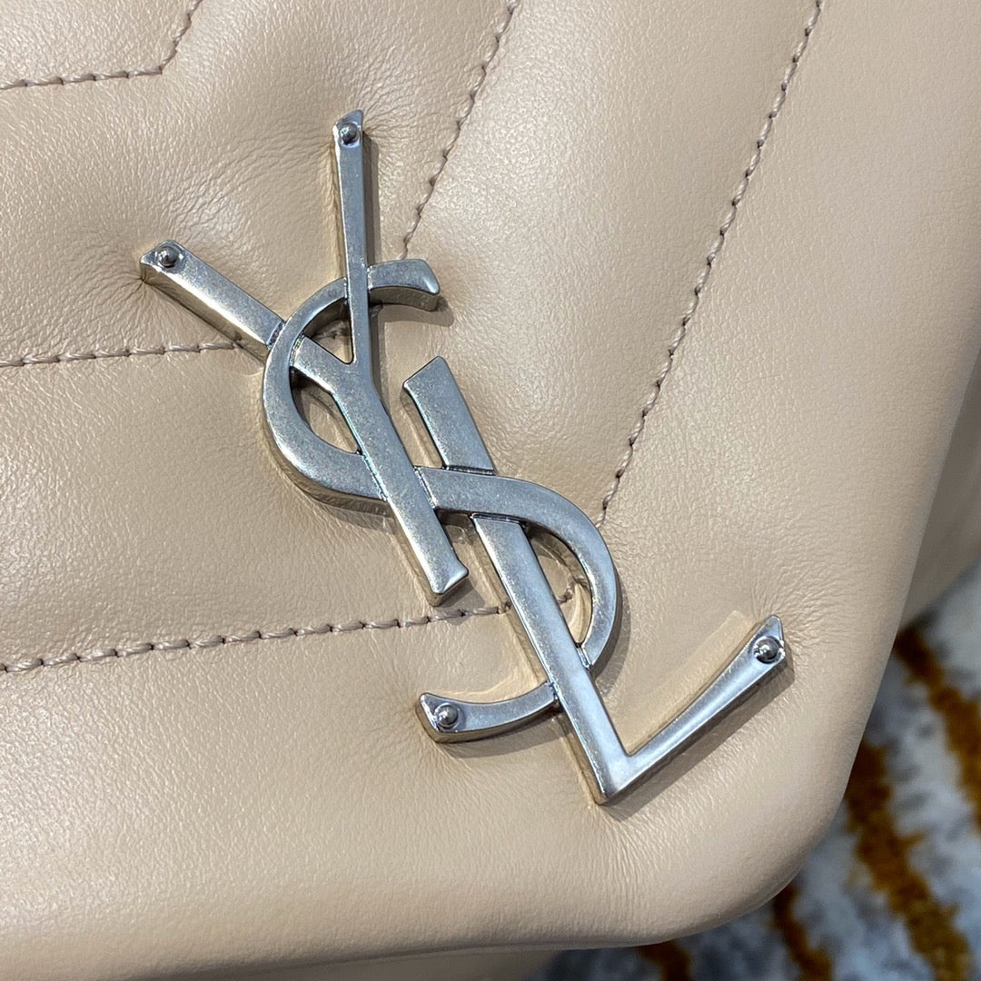 Bolsos negros y dorados