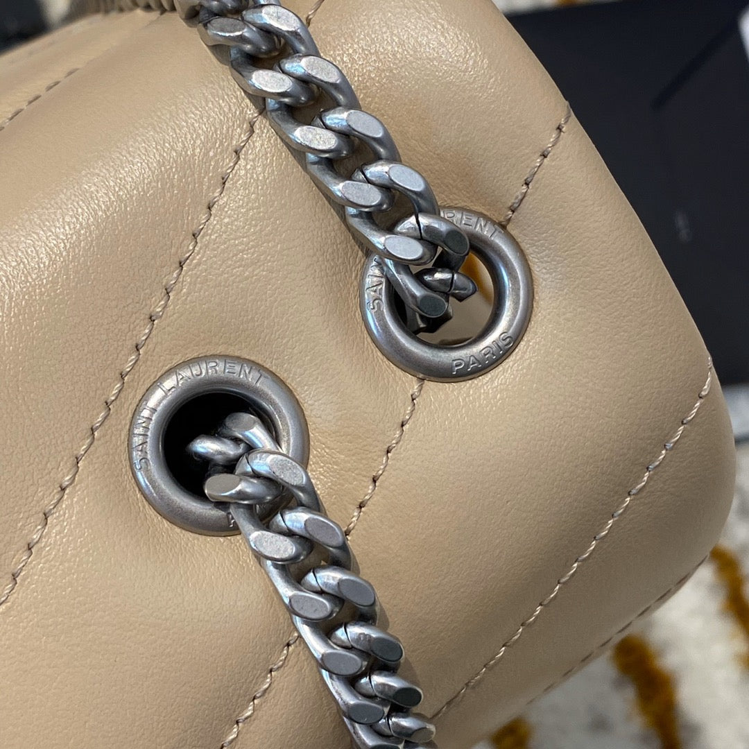 Bolsos negros y dorados