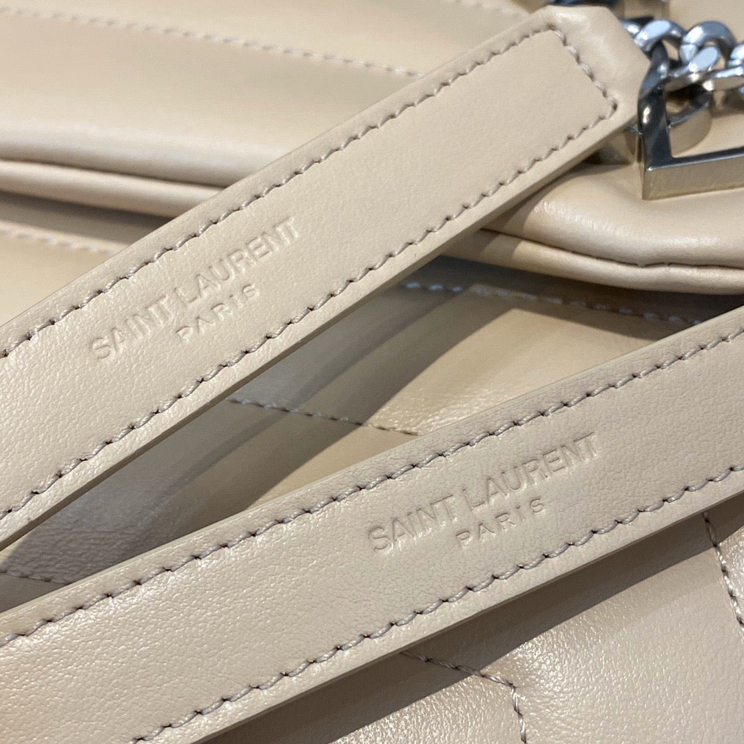 Bolsos negros y dorados
