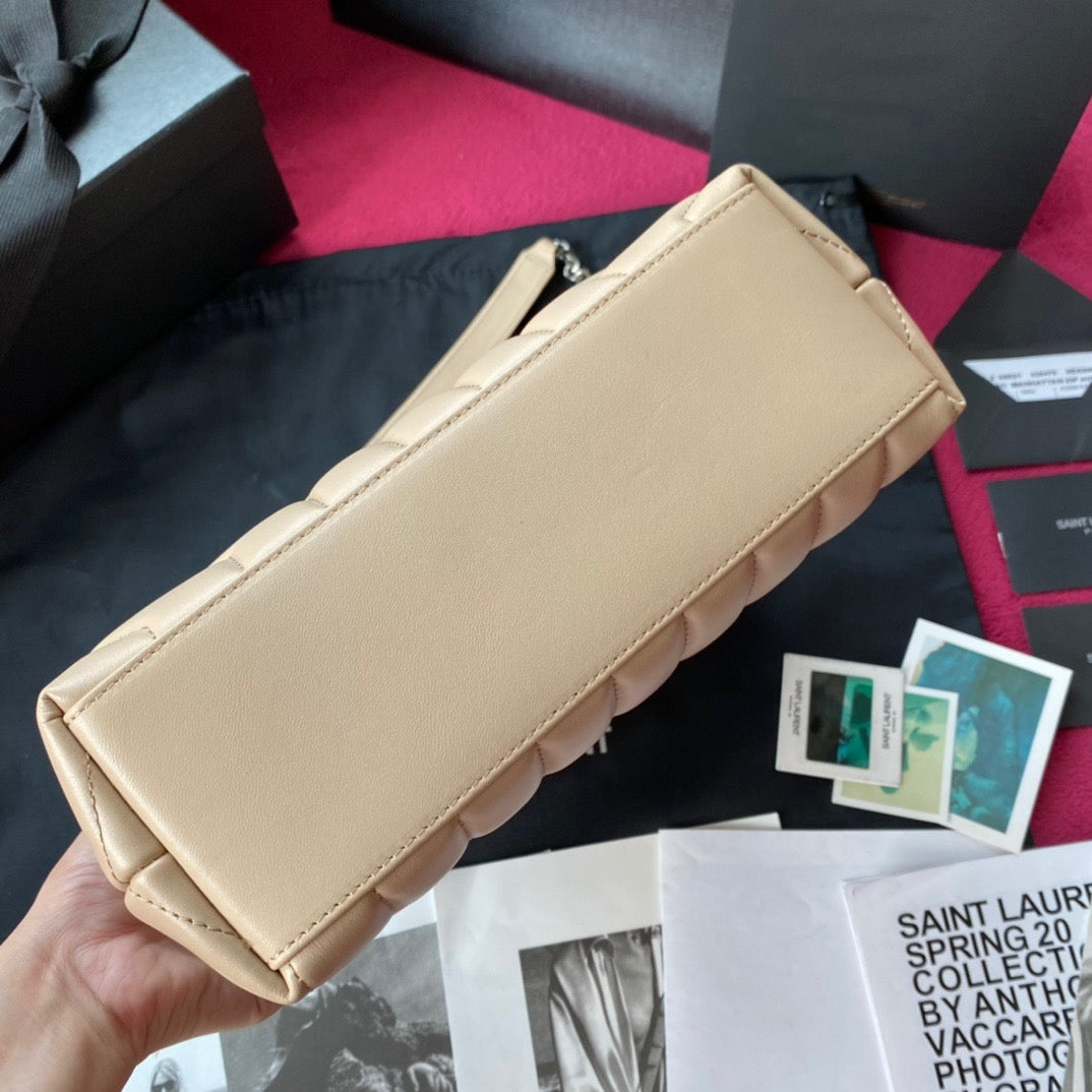 Bolsos negros y dorados